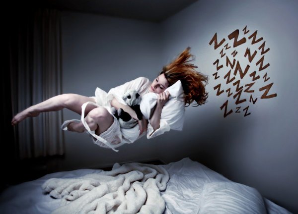 Kvinde, der svæver over seng, oplever tilbagevendende mareridt