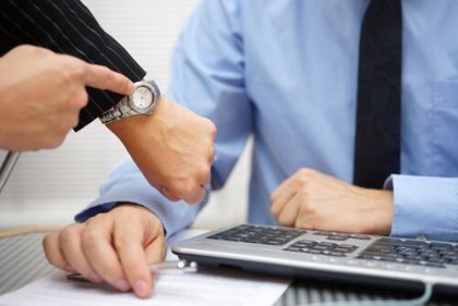 Giftig chef peger på ur