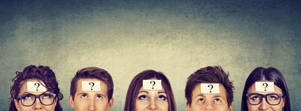 Unge mennesker med spørgsmålstegn i panden symboliserer den hårdtarbejdende generation