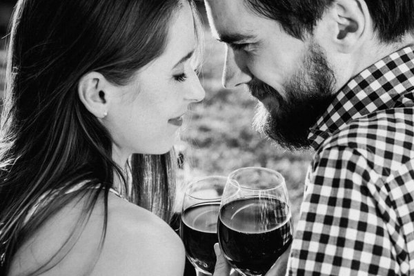 Par drikker vin og snakker om følelser