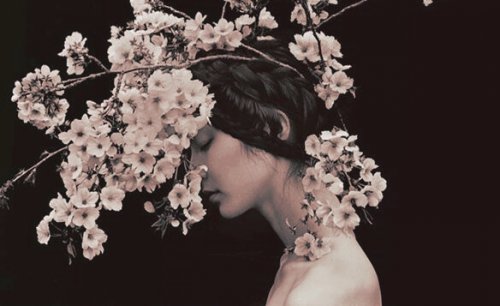 Kvinde med blomster på hoved