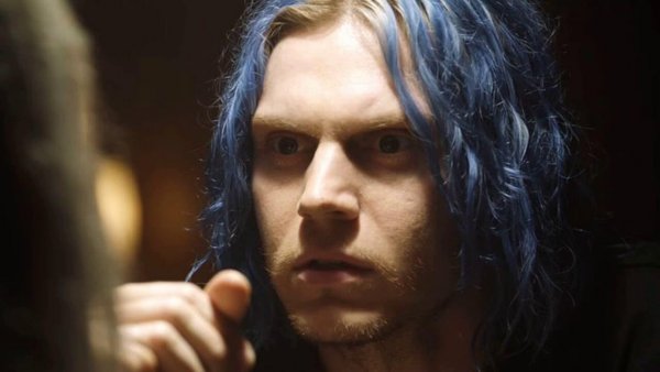 Person med blåt hår i serien American Horror Story