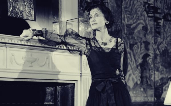 Coco Chanel ved pejs