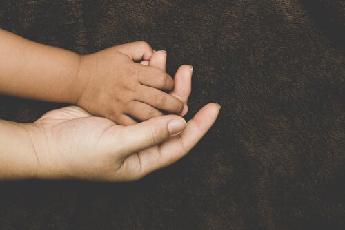 Hvilke faktorer påvirker tilknytning hos adopterede børn?