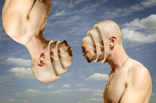 To personer med flere ansigter foran himmel