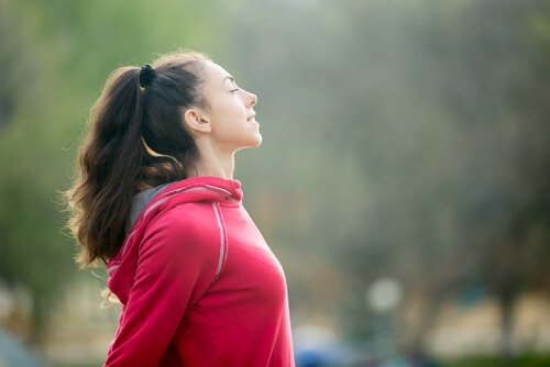 Kvinde nyder mindfulness i sport