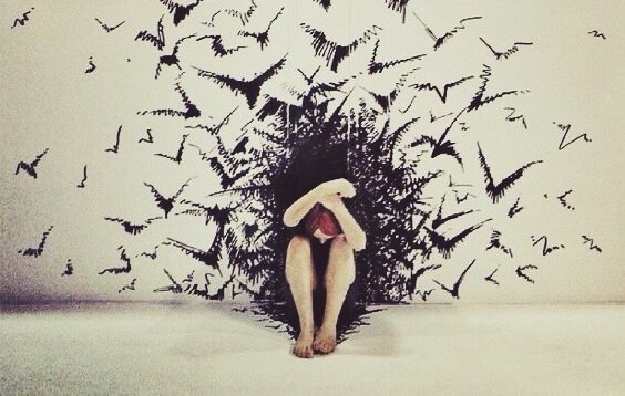 Fugle angriber kvinde som symbol for følelsesmæssig udmattelse