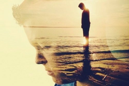 Mand ved vandkanten, som ser eftertænksom ud