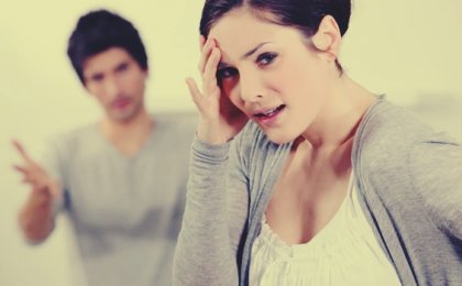 Par skændes og kvinde tager sig til hoved, da hun er sammen med den følelsesmæssigt voldelige person