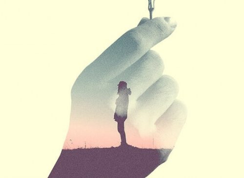 silhuet i hånd med nøgle