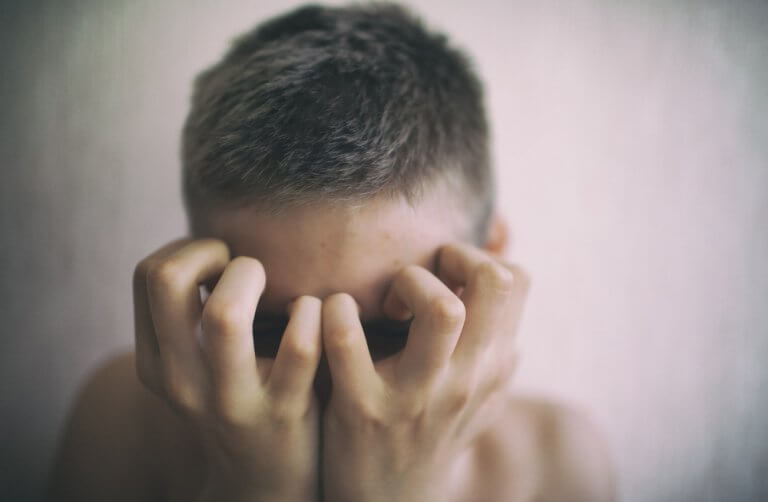 Mand tager sig til hoved