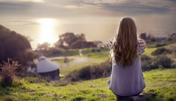 Kvinde nyder natur og udsigt over hav