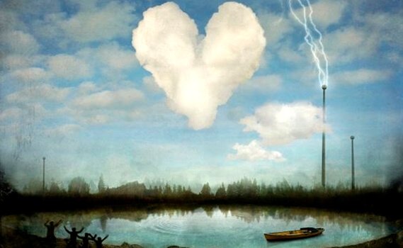 Hjerteformet sky over sø med båd