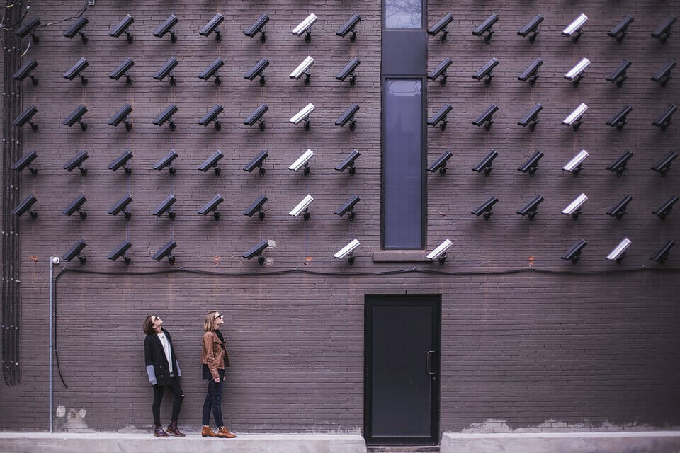Mange kameraer på væg holder øje med mennesker på grund af social magt