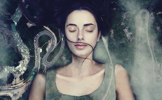 Kvinde med lukkede øjne oplever uløst følelsesmæssig lidelse