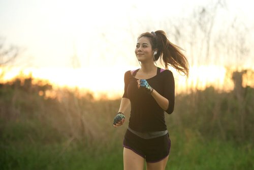 Kvinde løber og nyder mindfulness i sport
