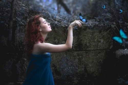 Kvinde i ro med blå sommerfugle