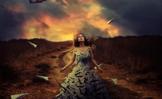 Kvinde løber gennem ild som symbol for uløst følelsesmæssig lidelse