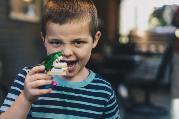 Dreng leger med lego