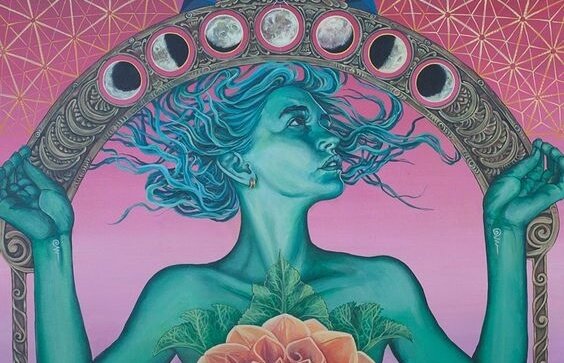 Kvinde med forskellige måner over sig