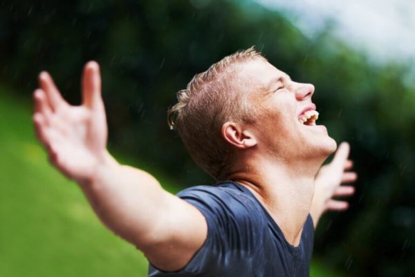 Fri mand rækker armene ud til hver side