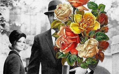 Mand med farverige blomster foran sig