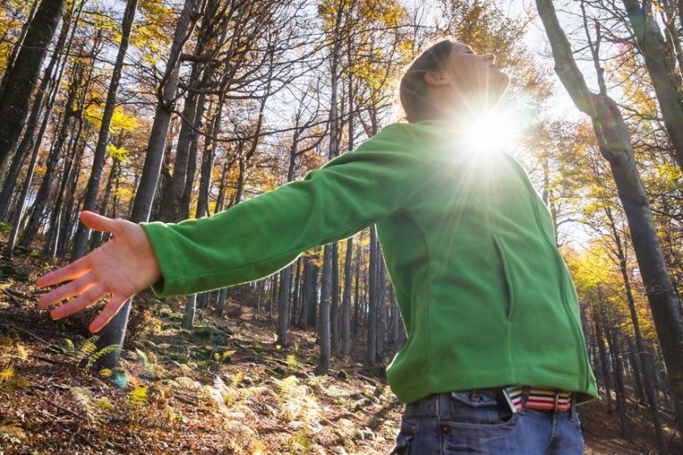 Mand nyder skovbadning