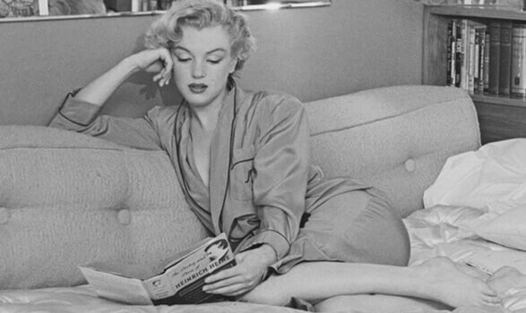 Monroe læser i sofa