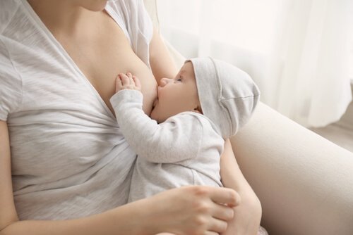 I barselsperioden vil alt handle om at fodre og elske babyen