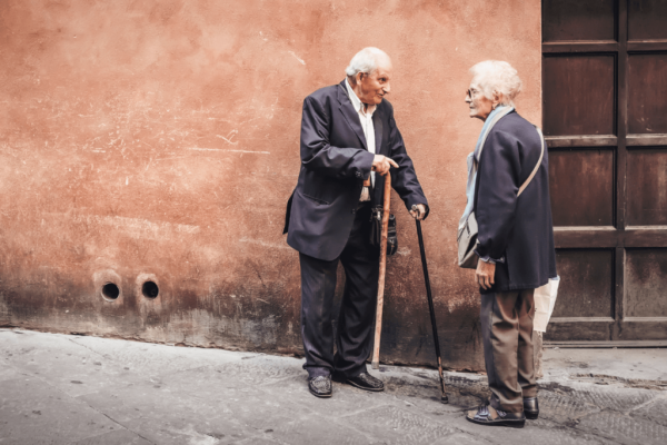 To ældre på vej nyder aktiv aldring