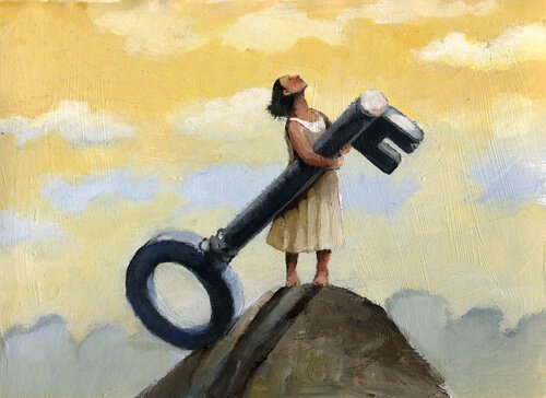 Kvinde står på bjergtop med nøgle