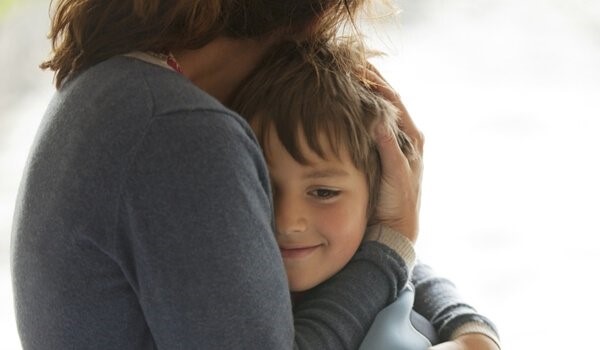 Mor krammer dreng med barndomsdepression