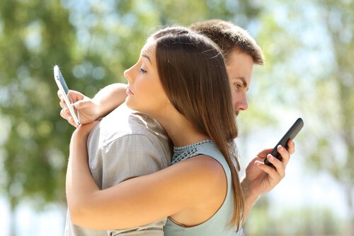 Par afhængig af mobiltelefon og digitalt samvær