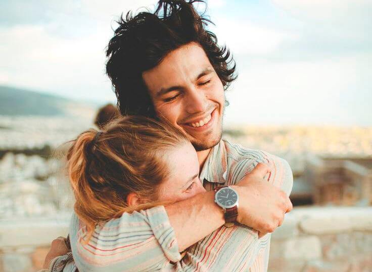 Par krammer og griner