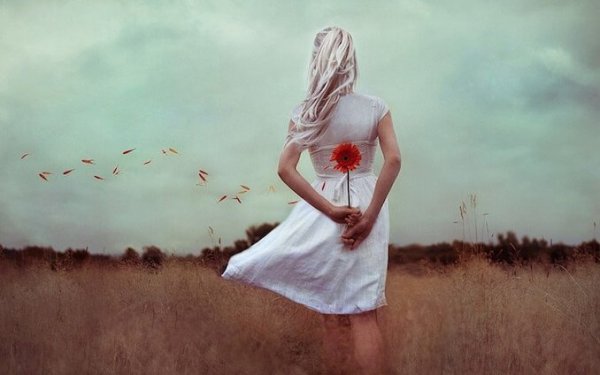 Kvinde med blomst på ryggen