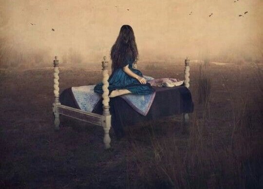 Kvinde sidder i seng