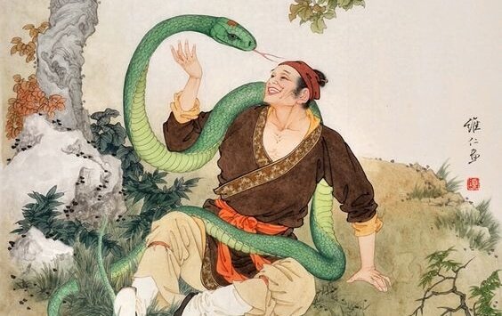 Mand leger med slange