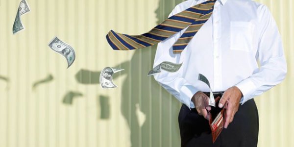 Mand med slips lader pengesedler flyve væk