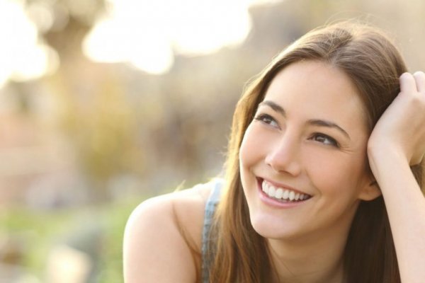 Kvinde smiler på grund af zen