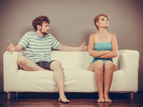 Par på sofa har ikke succes med svære samtaler