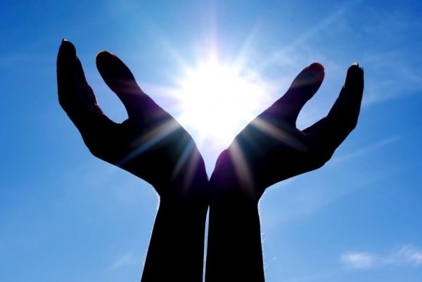 To hænder med sol imellem symboliserer religion
