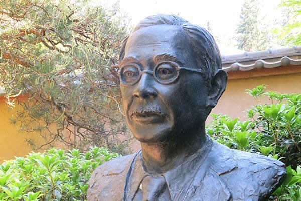 Statue af samurai for at mindes de mange gode samurai ordsprog