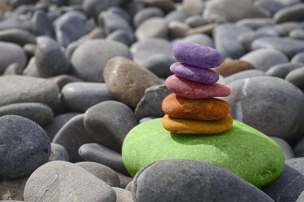 Buddhistiske ordsprog kan lære os om balance som disse farvede sten stablet ovenpå hinanden