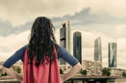 Kvinde i superheltetøj symboliserer, at du skal være din egen helt
