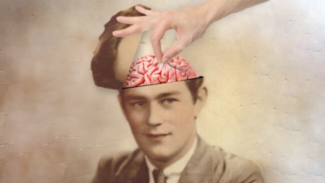 Hånd piller ved mands hjerne