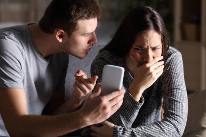 Mand angriber kvinde over noget på telefon, da han er eksempel på den følelsesmæssigt voldelige person