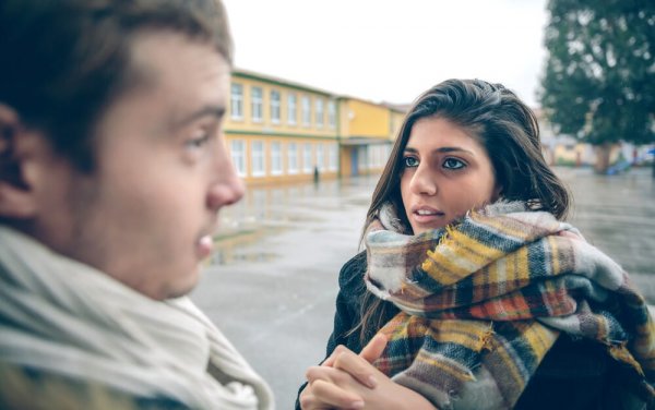 To personer taler sammen og kan lide at sladre