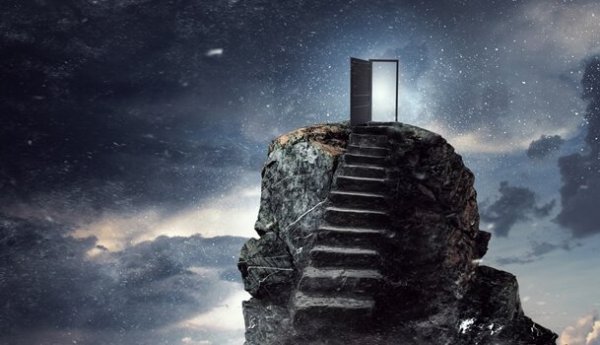 trappe til åben dør på top af bjerg