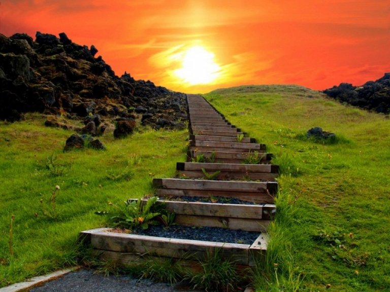 Trappe fører op til solnedgang