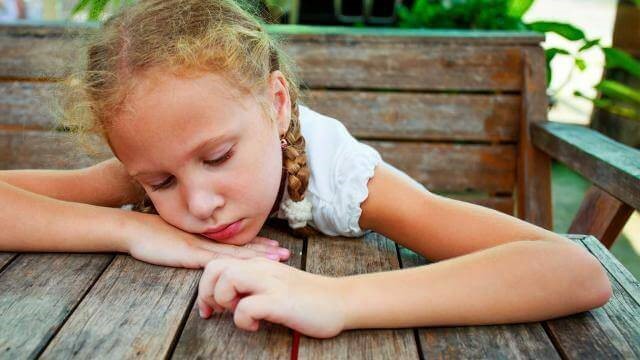 Trist pige lider af barndomsdepression